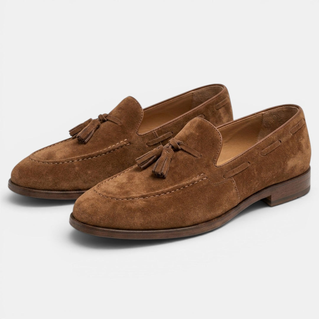 Mocasines marrones de piel nobuck, calzado de hombre elegante y versátil, para vestir o casual.