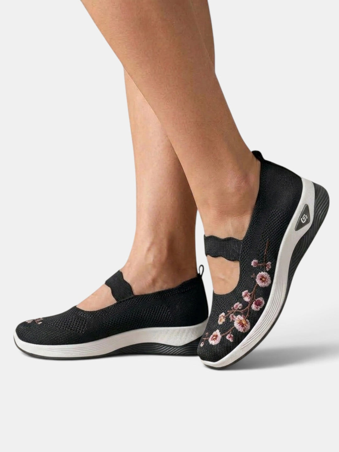 Modernos zapatos ortopédicos para mujer con soporte avanzado y amortiguación superior.