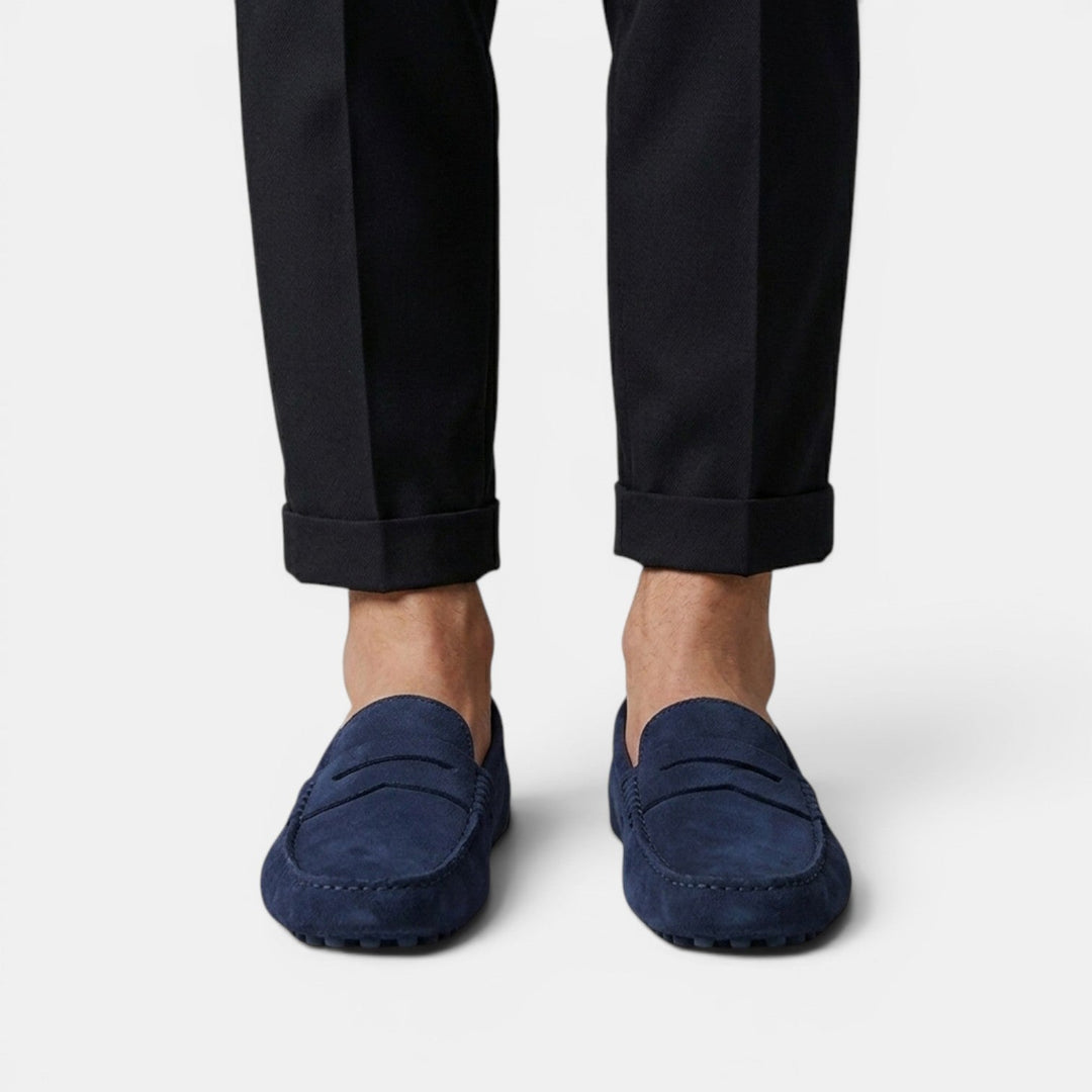 Mocasines cómodos para hombre. Diseño driver en ante vegano, un zapato versátil y moderno.