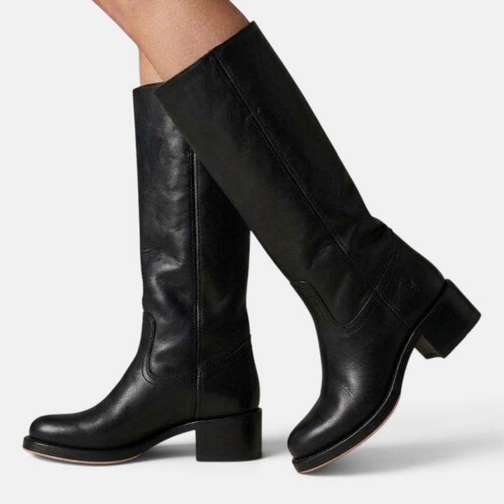 Botas de mujer con tacón ancho, diseño de media caña. Versátiles y elegantes, con costuras a la vista.