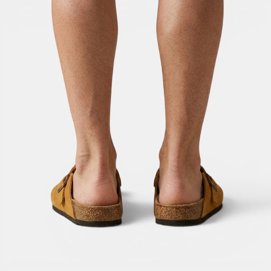 Diseño de zuecos ligeros para hombre, ideales para llevar a la playa o para un outfit relajado.