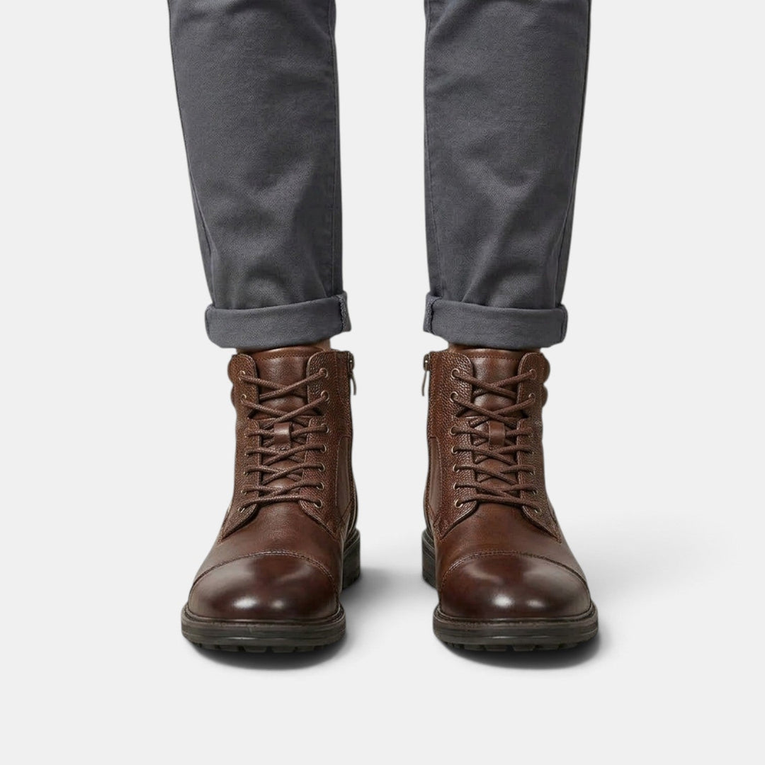 Detalle del doble cierre en botines de hombre estilo workwear. Calzado masculino cómodo y resistente.