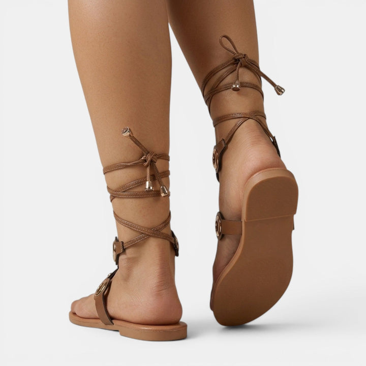 Calzado femenino casual: sandalias romanas planas con tiras. Elegantes para cualquier ocasión de verano.