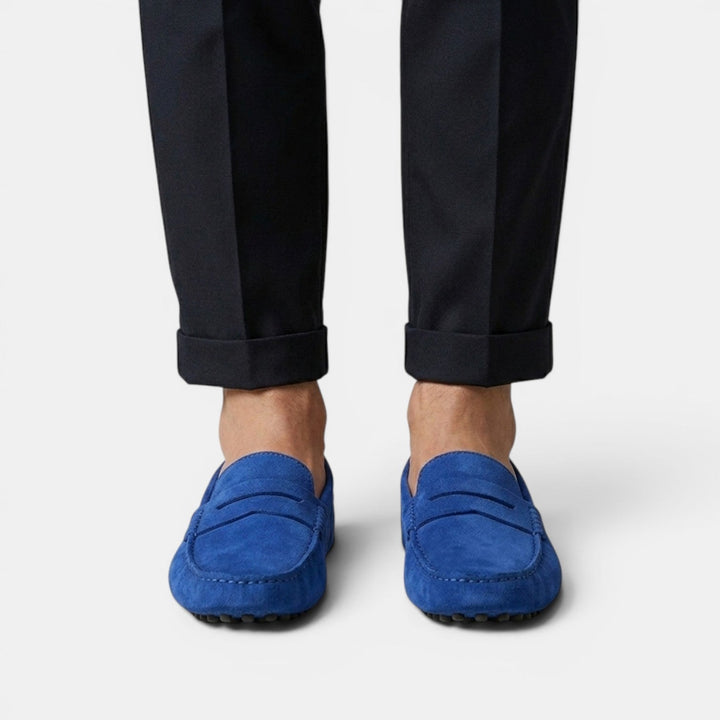 Mocasines driver de ante vegano. Comodidad y estilo para el hombre actual, con un diseño atemporal.