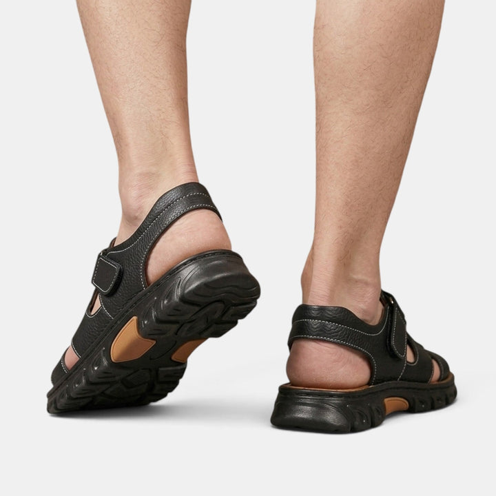 Sandalias ortopédicas para hombre que ofrecen soporte y comodidad superior, cuidando la salud del pie. Calzado de verano.