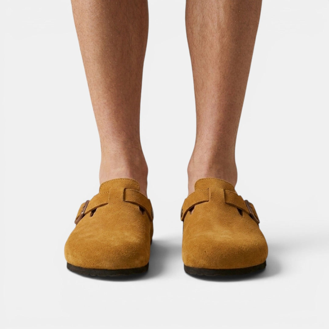 Zuecos de hombre, una opción versátil y cómoda para disfrutar del estilo veraniego desenfadado.
