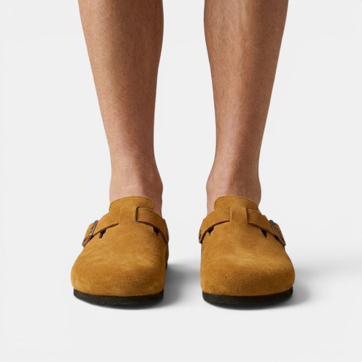 Zuecos de hombre, una opción versátil y cómoda para disfrutar del estilo veraniego desenfadado.
