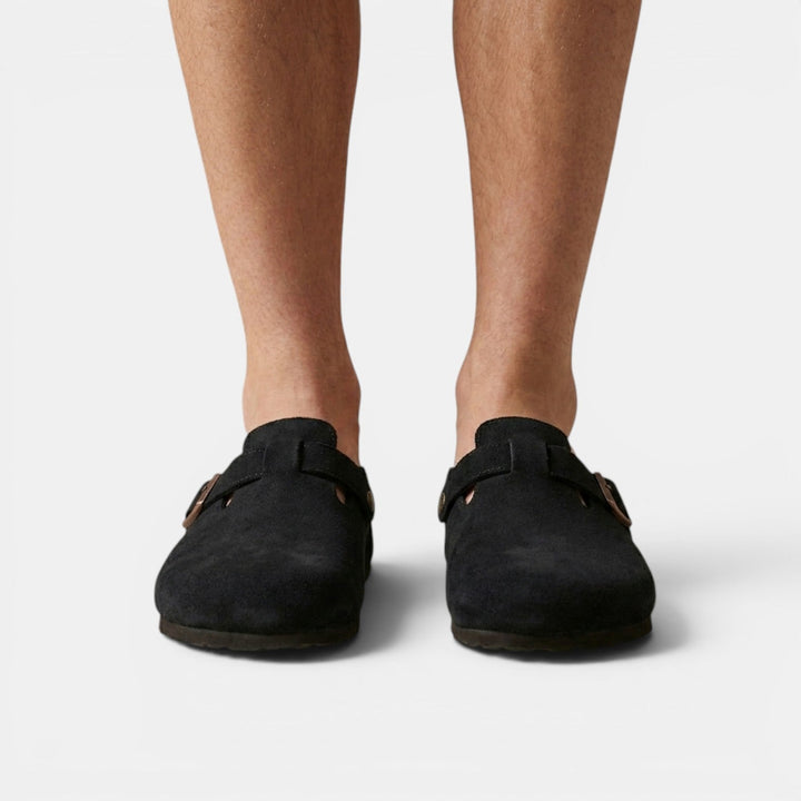 Zuecos de moda para hombre, combinando estilo desenfadado con la ligereza para actividades diarias.