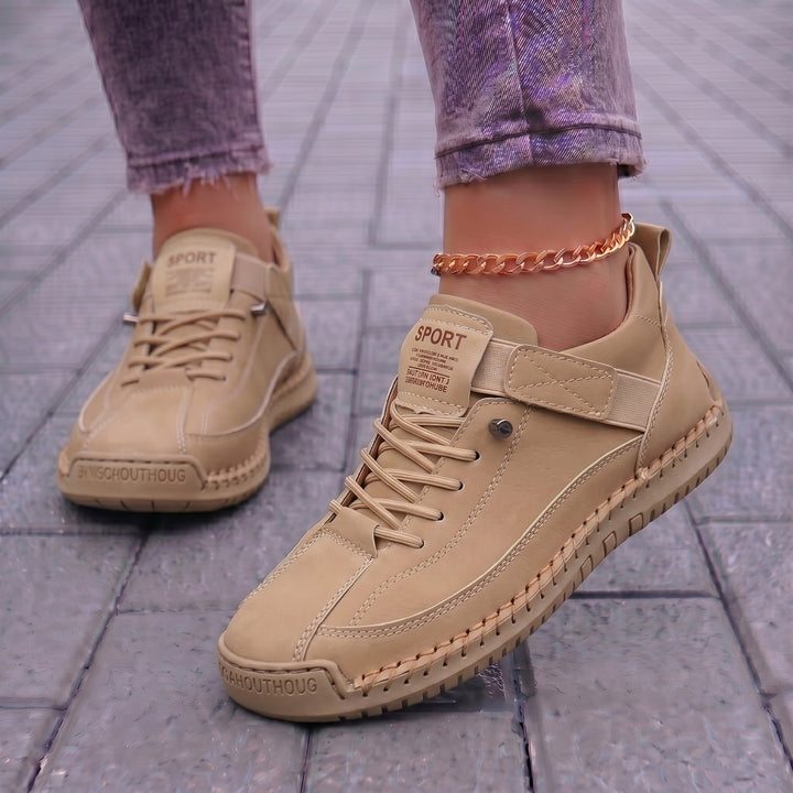 Primer plano de zapatillas casuales de mujer, destacando su material ligero y diseño cómodo para el uso diario.