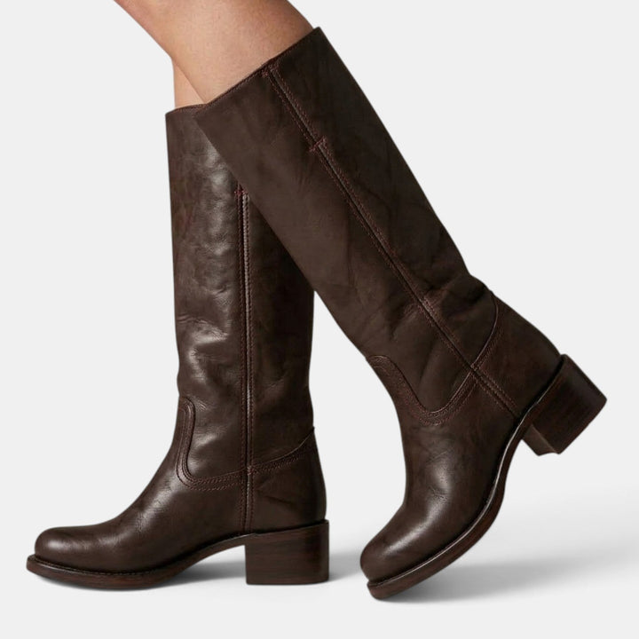 Botas femeninas con tacón ancho, ideales para el día a día. Estilo media caña, versátil y elegante.