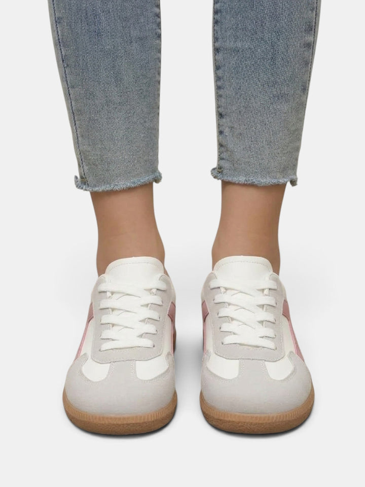 Zapatillas femeninas versátiles, diseño minimalista para combinar con cualquier atuendo.