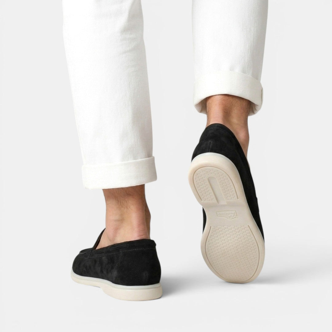 Zapatos de serraje slip-on para hombre. Mocasines clásicos y cómodos, perfectos para un atuendo casual-elegante.