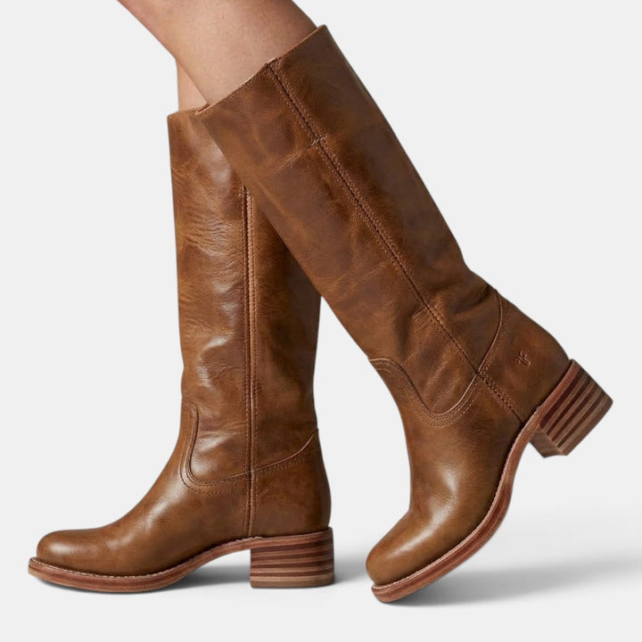 Primer plano de botas media caña para mujer, mostrando el tacón ancho y costuras elegantes.