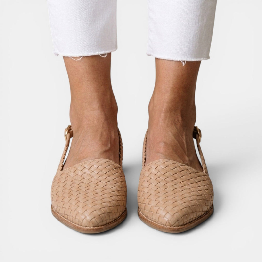 Elegantes sandalias planas trenzadas para mujer. Calzado de verano que combina estilo y confort.