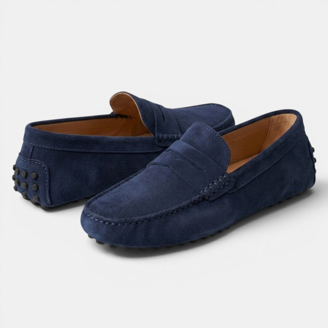 Mocasines driver para hombre de ante vegano. Estilo cómodo y versátil, perfectos para uso diario.