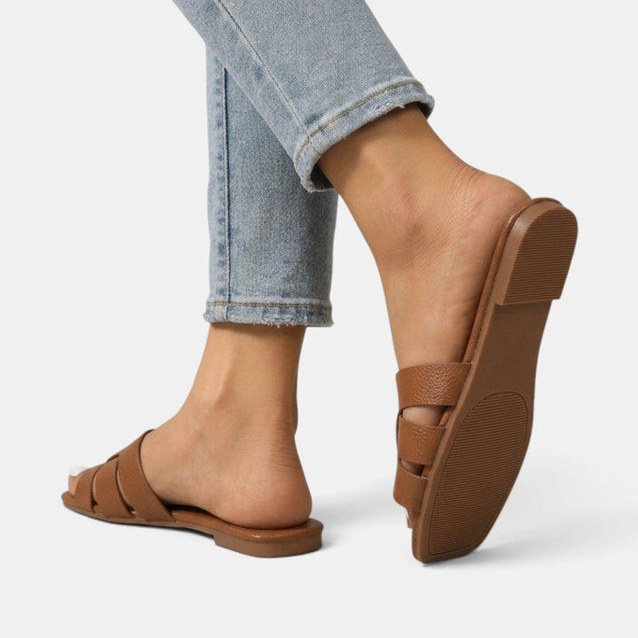 Sandalias de moda femenina con diseño en H. Planas y elegantes, perfectas para un estilo casual y confort diario.
