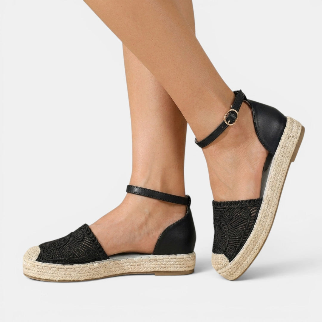 Moda verano: Sandalias Fisherman de mujer, planas y cerradas. Calzado cómodo para un estilo casual diario.