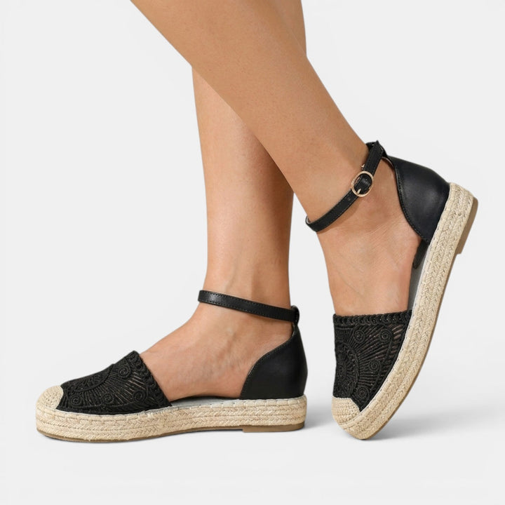 Moda verano: Sandalias Fisherman de mujer, planas y cerradas. Calzado cómodo para un estilo casual diario.