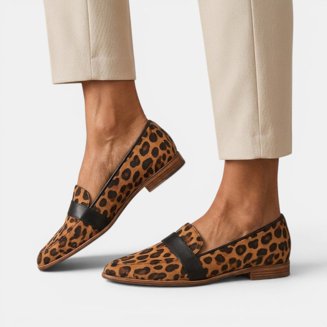 Zapatos planos ortopédicos, mocasines de mujer, combinando confort y diseño moderno.