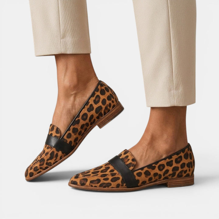 Zapatos planos ortopédicos, mocasines de mujer, combinando confort y diseño moderno.