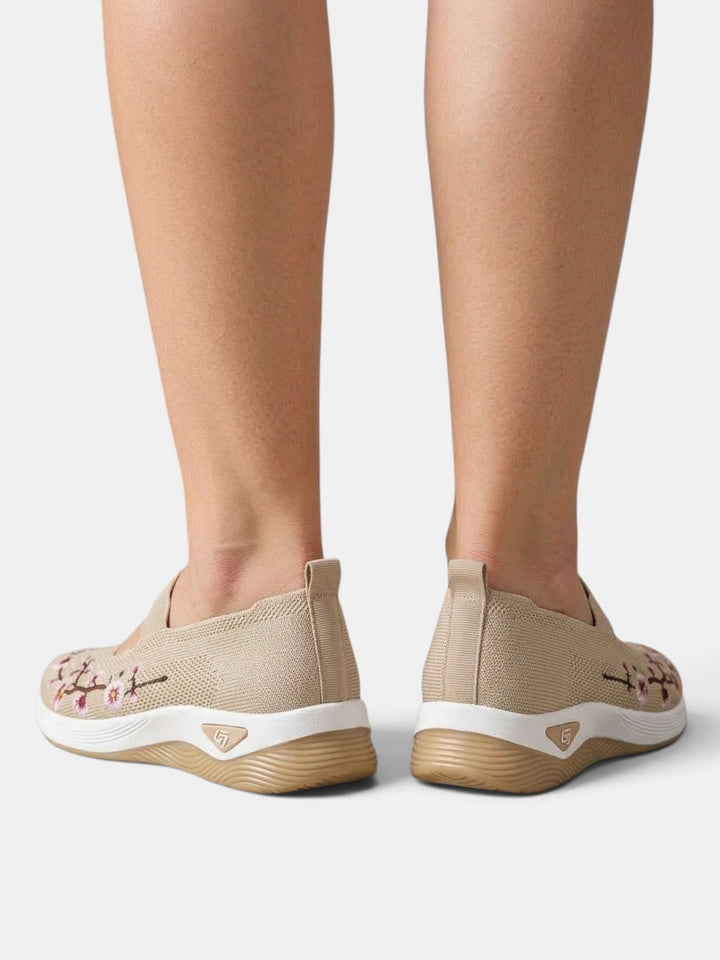 Zapatillas transpirables ortopédicas de mujer, manteniendo tus pies frescos y confortables todo el día.