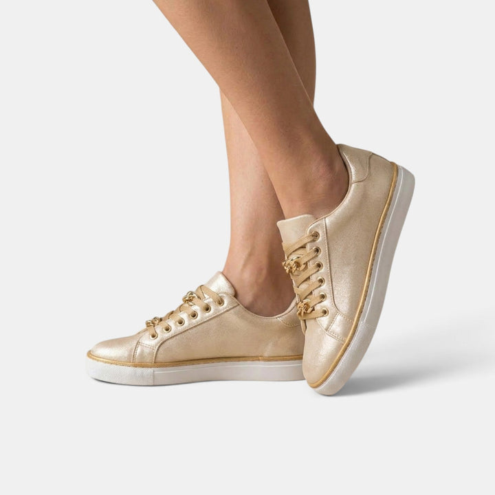 Par de zapatos ortopédicos de mujer, combinando estilo y funcionalidad para un confort superior todo el día.