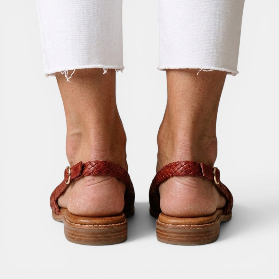 Sandalias de mujer planas con trenzado. Calzado de verano cómodo, estilo casual y elegancia diaria.