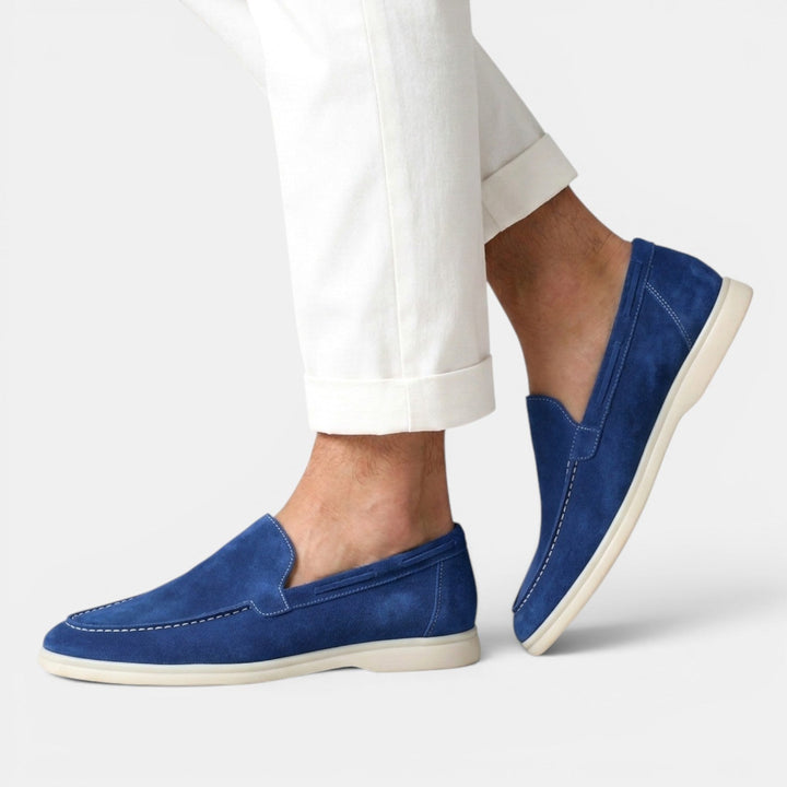 Mocasines de serraje slip-on para hombre, un básico elegante. Zapatos cómodos y de calidad para un look pulcro.