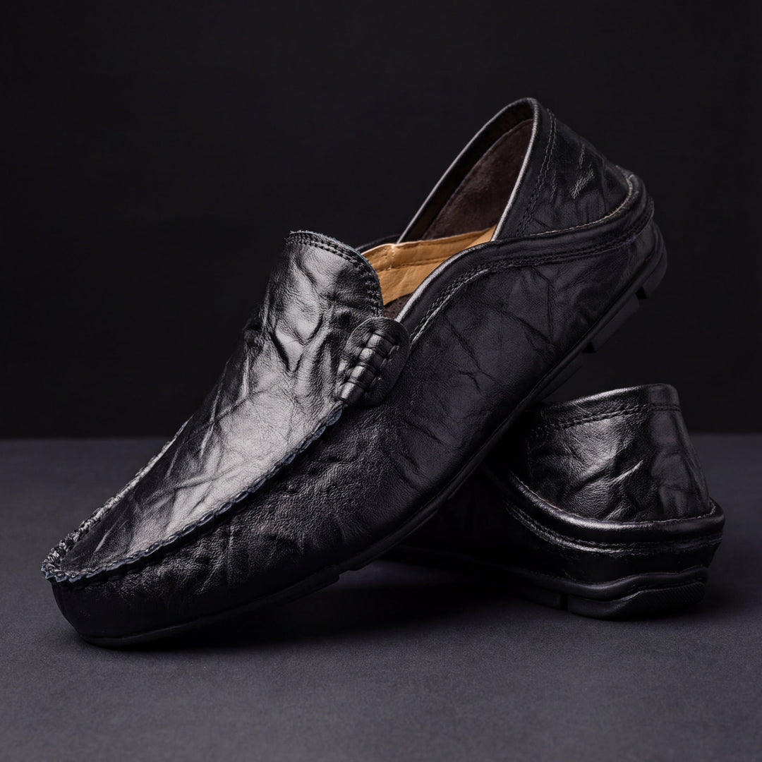 Detalle de costura y textura en mocasines de piel para hombre, máxima comodidad y calidad.