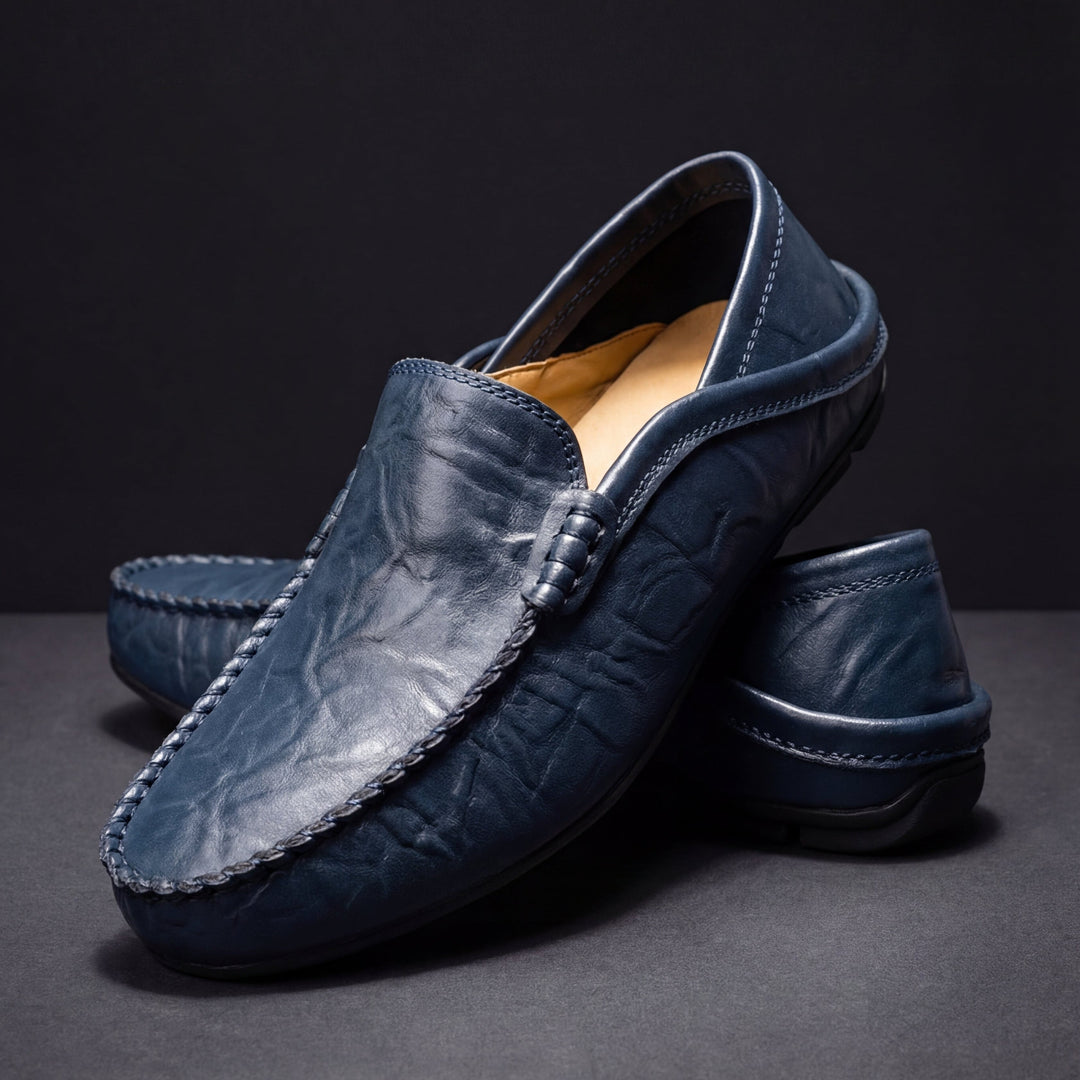 Hombre usando mocasines de piel azul marino, ideales para un look casual y cómodo. Calzado de verano.