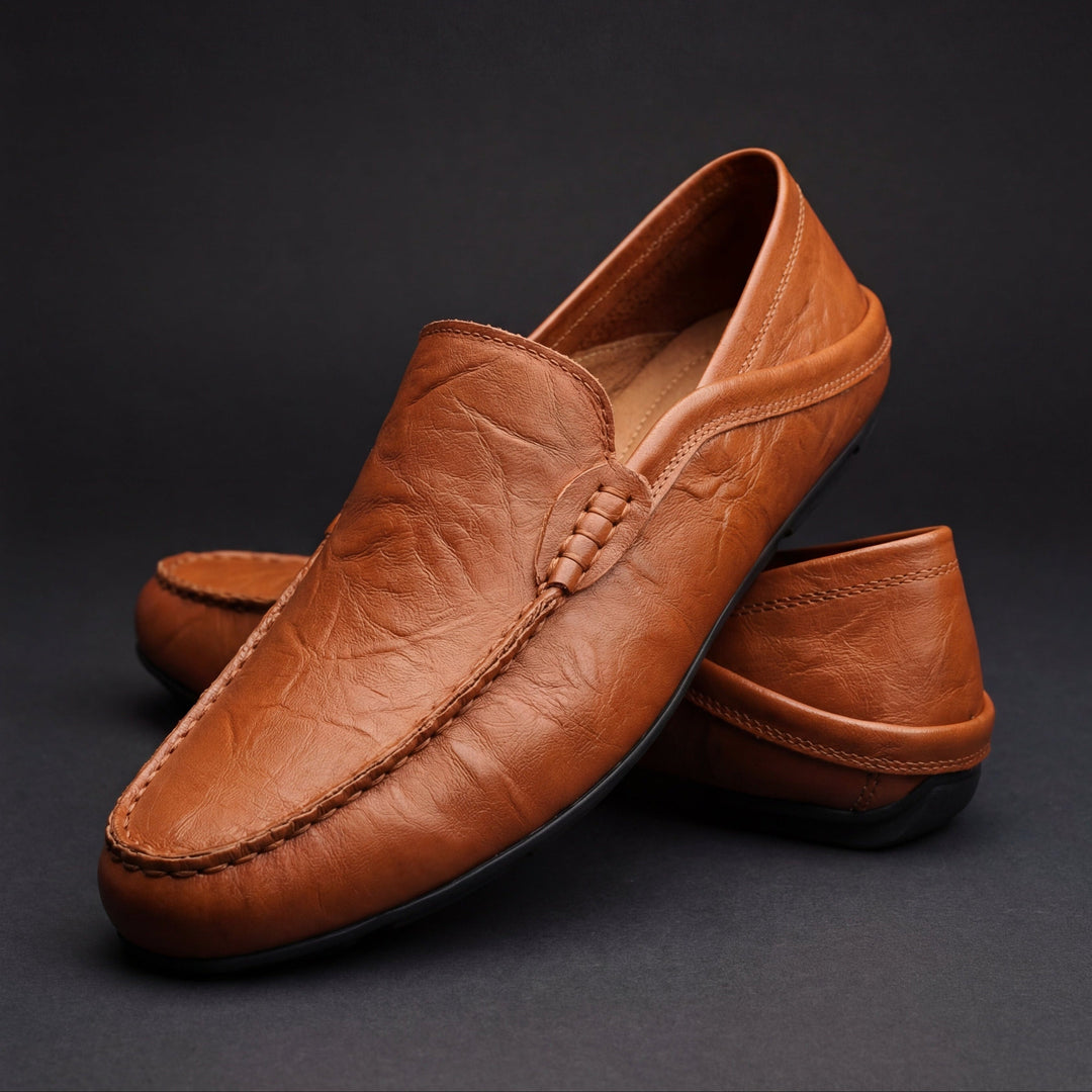Mocasines de piel para hombre sobre fondo de madera, calzado de estilo clásico, ideal para oficina o casual.