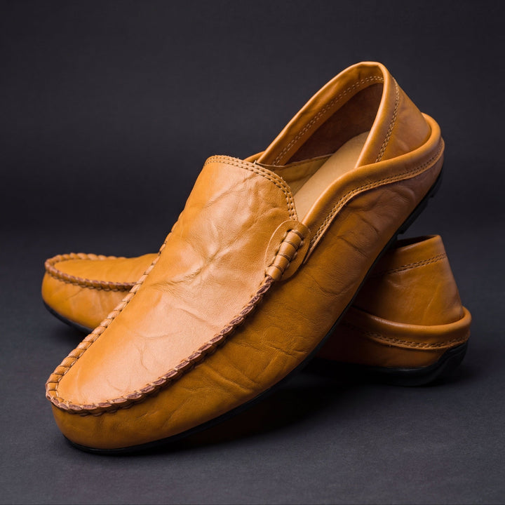 Mocasines de piel marrón para hombre, estilo clásico y confort duradero. Calzado elegante para verano.