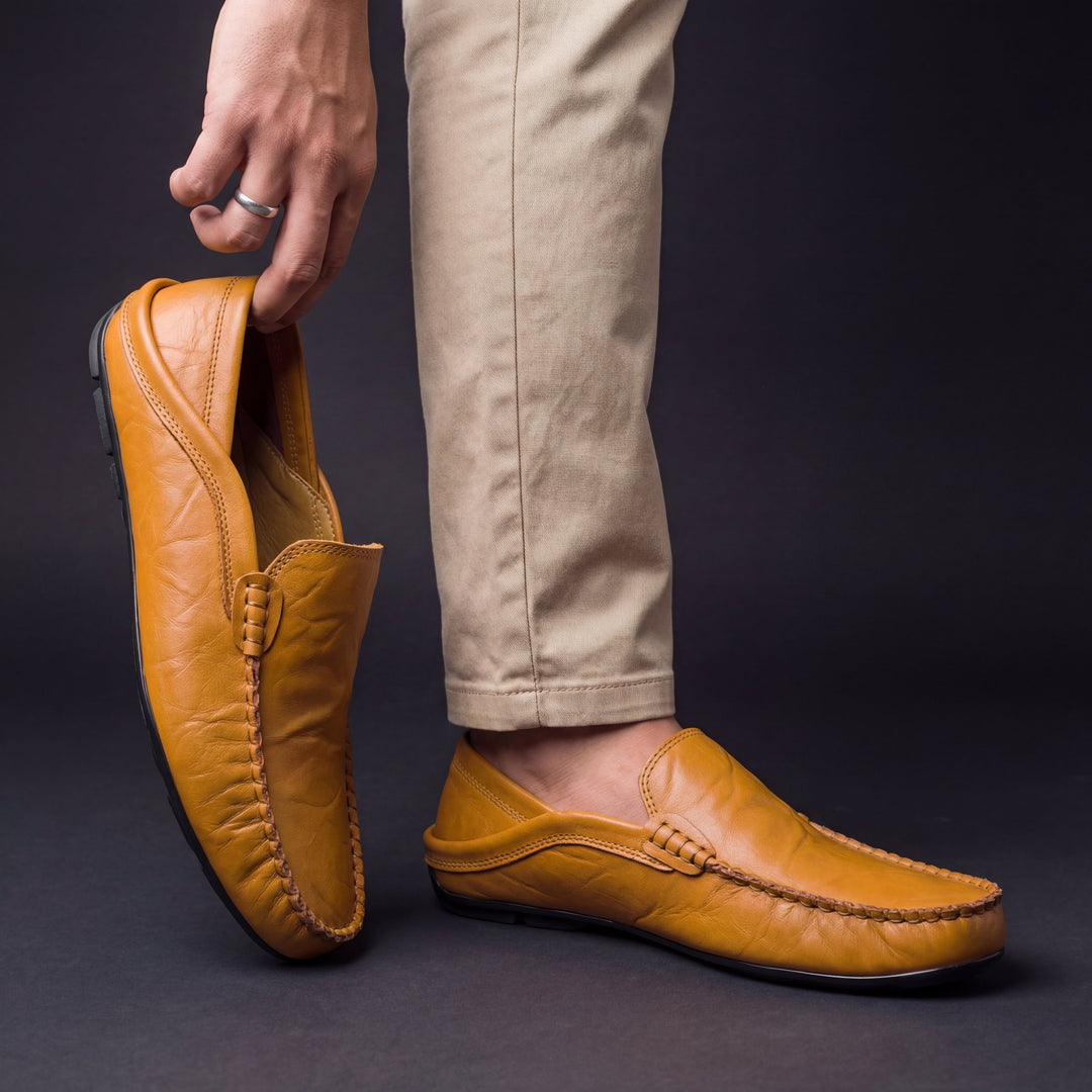 Primer plano de mocasines de piel negros, diseño elegante slip-on para hombre. Confort y estilo formal.