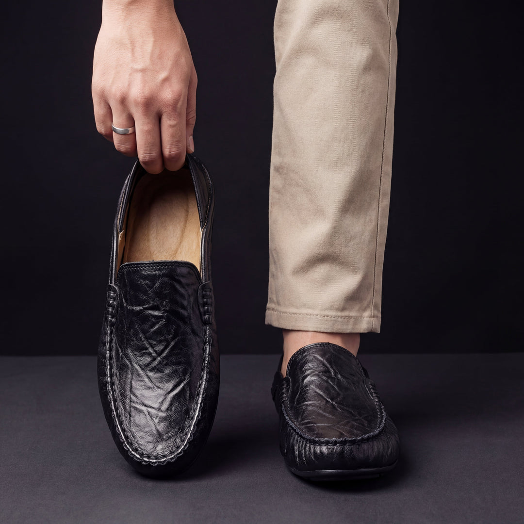Vista frontal de mocasines de piel para hombre, con detalle de antifaz, elegancia y durabilidad.