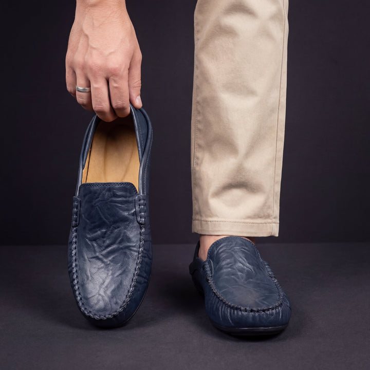 Mocasines de piel para hombre en color coñac, diseño clásico y versátil para cualquier ocasión.