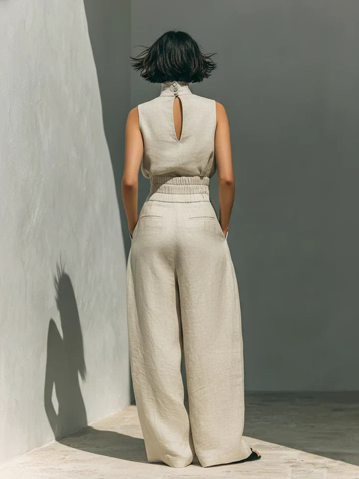 Elegante conjunto minimalista de mujer en algodón lino. Blusa y pantalón ancho fresco para primavera.