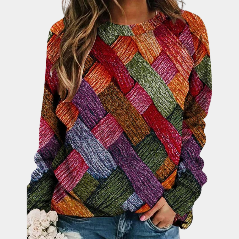 Mujer luciendo jersey de punto multicolor, suave y cómodo. Suéter vibrante para un estilo casual de invierno.