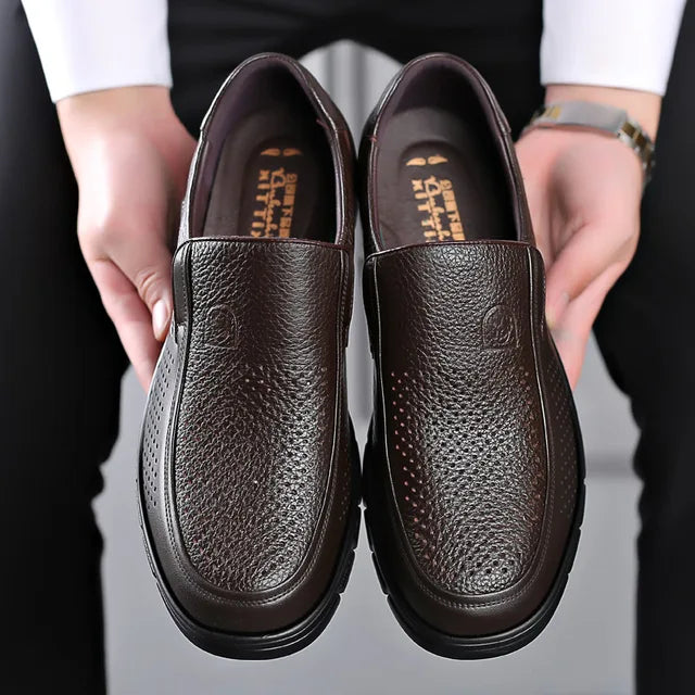 Hombre usando mocasines casuales sin cordones. Muestra el confort diario y el estilo versátil del calzado.