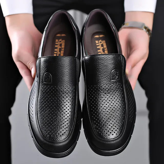 Suela antideslizante de mocasines de hombre. Calzado casual que ofrece seguridad y confort para el uso diario.