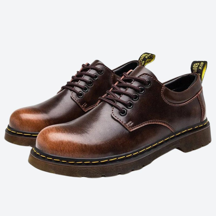 Zapatos Oxford marrones de cuero para hombre, cómodos y elegantes, perfectos para estilo casual o formal.