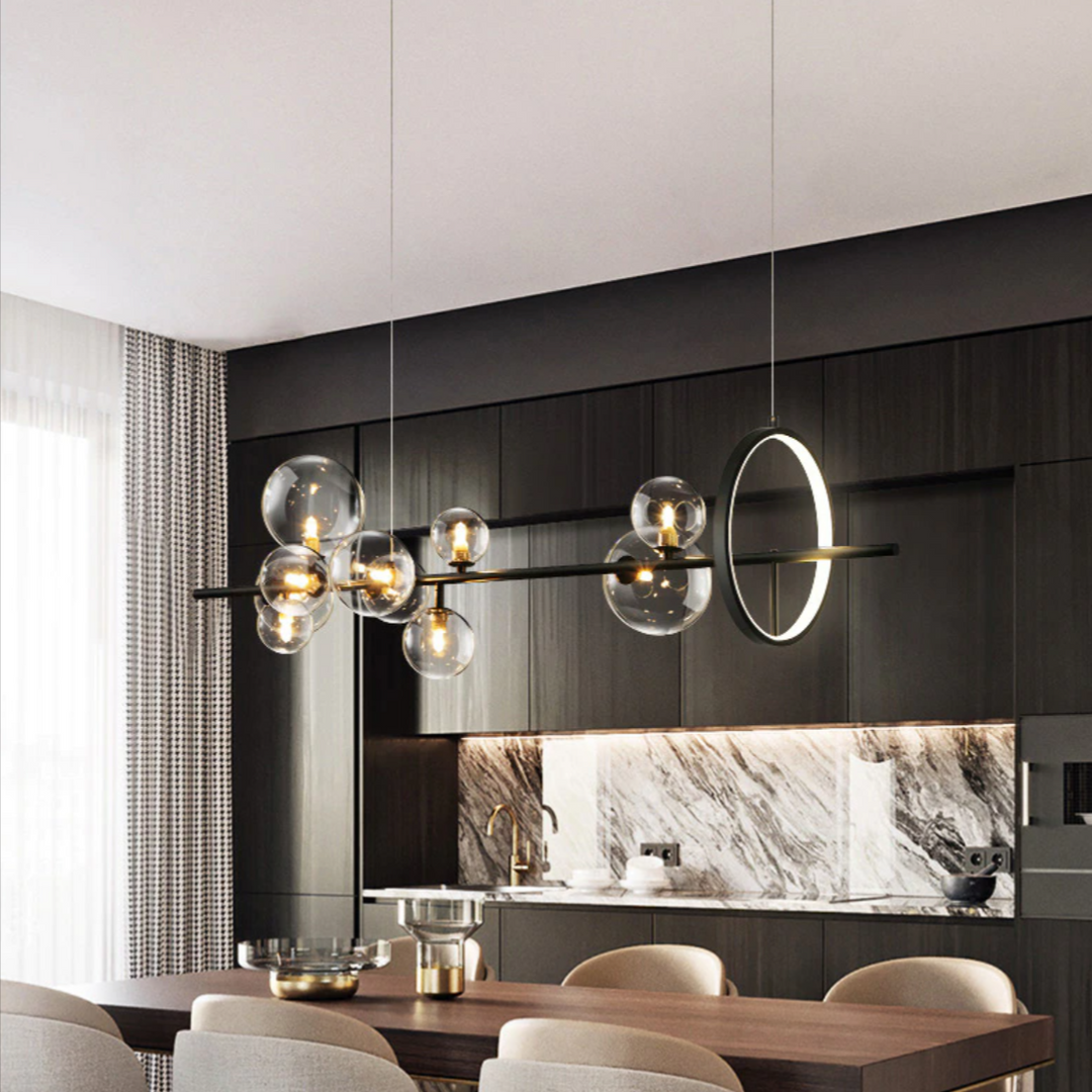 Elegante lámpara de araña LED, diseño ajustable con esferas de cristal para interiores.