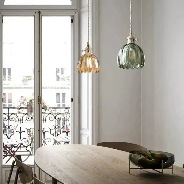 Lámpara colgante decorativa de cristal floral, crea ambientes cálidos y acogedores.