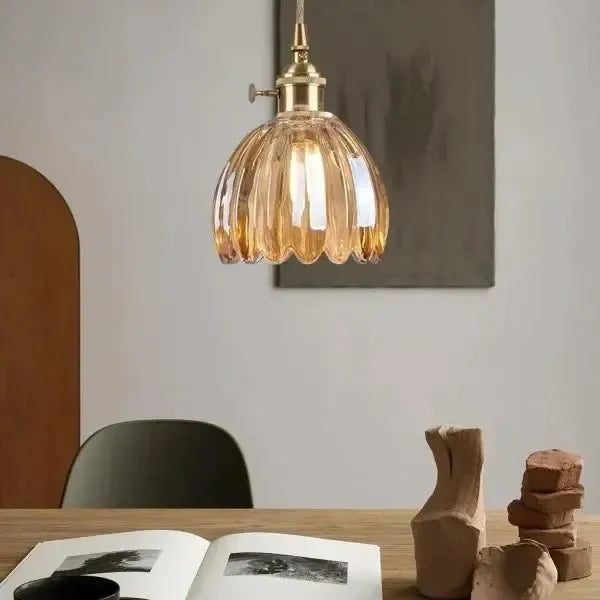 Iluminación colgante retro de vidrio floral, perfecta para sala, comedor o dormitorio.