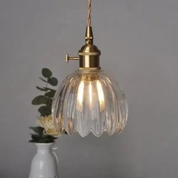 Lámpara colgante Corvya de cristal floral, estilo moderno para ambientes cálidos y confortables.