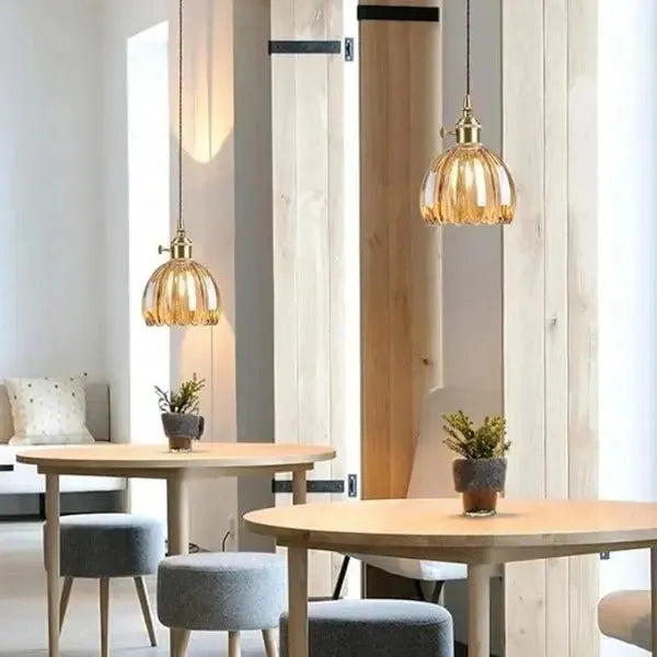 Lámpara de techo floral de vidrio, ambiente moderno con un toque retro y elegante.