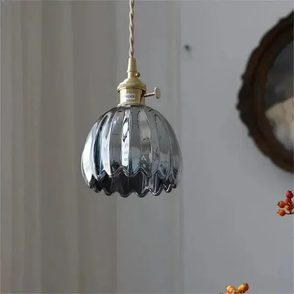 Lámpara colgante de vidrio con flores, perfecta para un toque retro en la decoración del hogar.