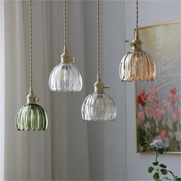 Lámpara colgante decorativa con motivos florales de vidrio, crea ambientes cálidos y sofisticados.