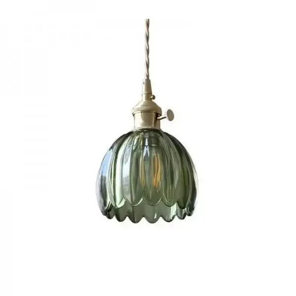 Lámpara colgante floral de vidrio, ideal para un estilo moderno que busca calidez y diseño.