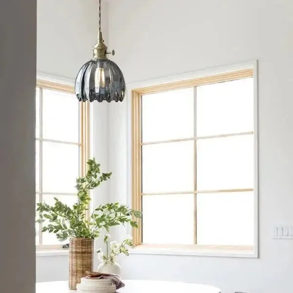 Iluminación colgante de cristal con diseño floral, perfecta para decoración interior moderna.