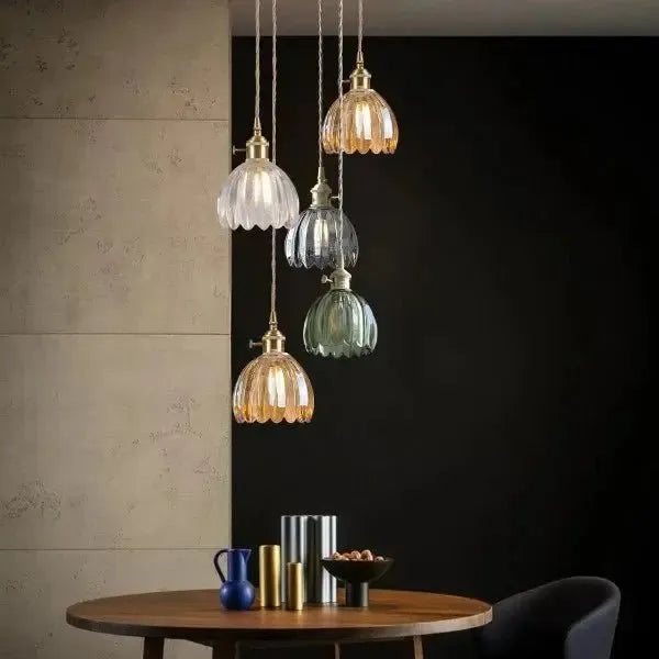 Lámpara colgante Corvya de cristal con motivos florales, aporta romanticismo y calidez al hogar.